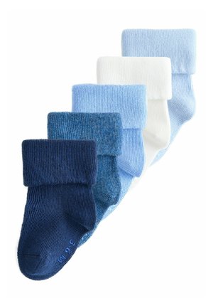 Cinq paires de chaussettes bébés pliées, dégradé allant du bleu marine foncé au blanc, disposées en chevauchement sur un fond blanc.
