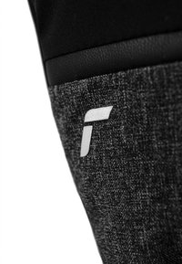 Graues Stoffpanel mit einem strukturierten Muster, das einen schwarzen oberen Abschnitt und ein kleines weißes Logo aufweist. Das Material wirkt strapazierfähig und gut genäht.