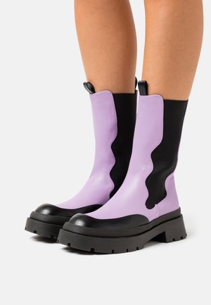 NA-KD WAVY ELASTIC BOOTS - Plateaulaarzen - black/purple