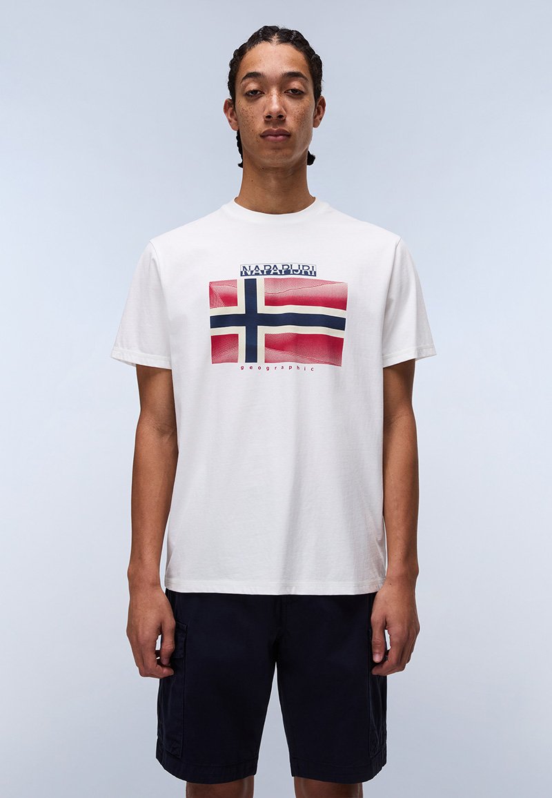 Camiseta de algodón blanca con un gráfico frontal de la bandera noruega en rojo, blanco y azul, con el texto "NAPAPIJRI geographic" arriba.