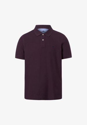 Ciemnofioletowa koszulka polo z krótkim rękawem, kołnierzykiem, dwoma guzikami oraz małym, haftowanym logo na lewej piersi.