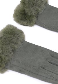 Guanti verde oliva in suede con un morbido polsino in pelliccia sintetica, caratterizzati da una cucitura decorativa lungo il polso e una superficie complessivamente liscia.