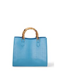 Borsa blu con un motivo a pelle di serpente testurizzata, dotata di un manico in bambù e hardware in tonalità oro. Design strutturato con una base piatta.