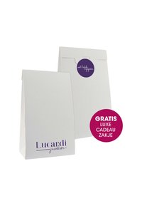 Witte papieren cadeauzakken met een gestructureerd oppervlak. Eén zak heeft een paarse logo "Lucardi juwelier" en een ronde paarse sticker met tekst.