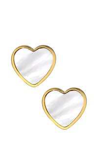 Orecchini a forma di cuore con rifiniture dorate e una superficie bianca iridescente e liscia. Presentano una finitura lucida e bordi arrotondati.