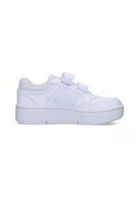Scarpe sportive bianche con un upper in sintetico liscio, due cinturini in Velcro regolabili, punta arrotondata e suola in gomma testurizzata.
