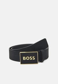 Fekete bőr öv textúrázott felülettel, arany színű téglalap alakú csattal, amelyen a "BOSS" felirat van gravírozva.