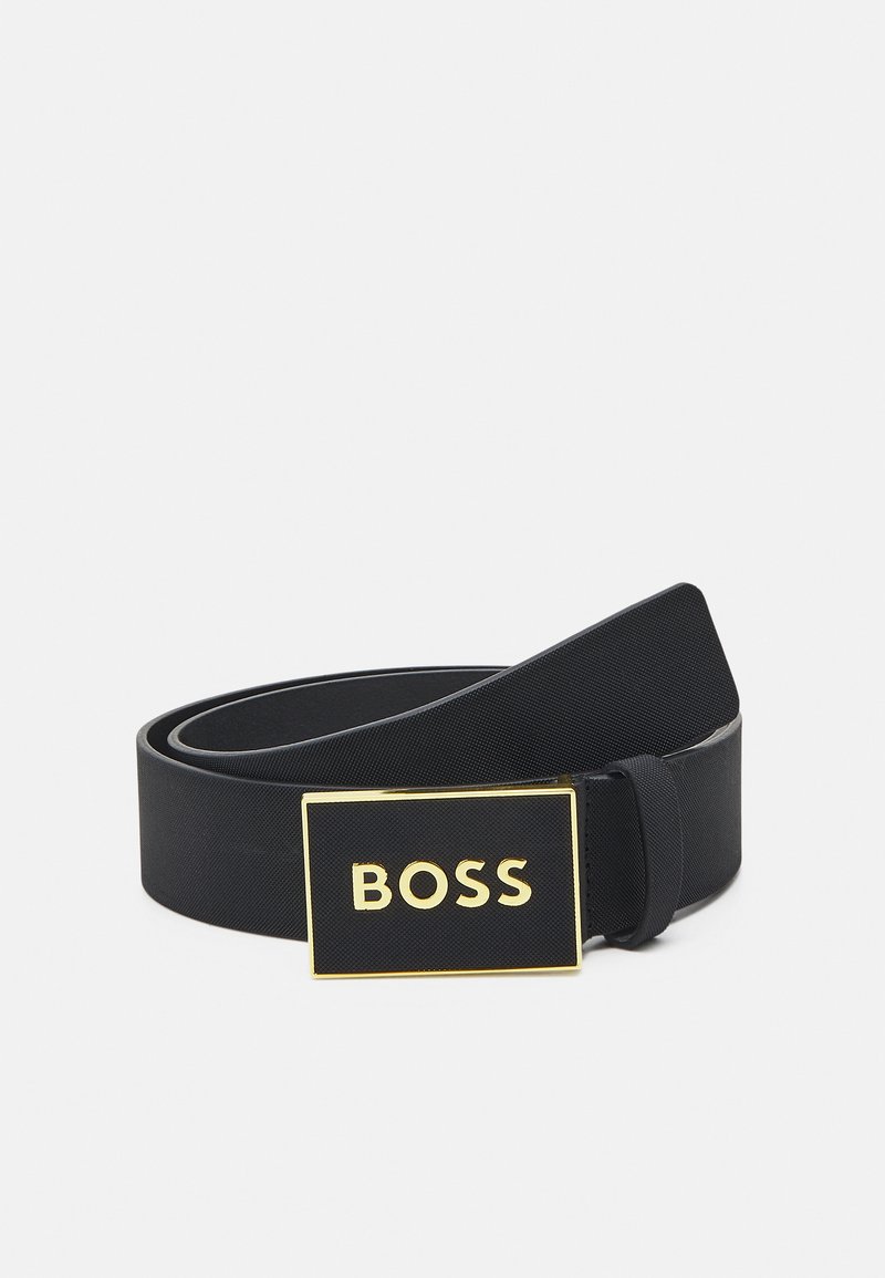 Fekete bőr öv textúrázott felülettel, arany színű téglalap alakú csattal, amelyen a "BOSS" felirat van gravírozva.