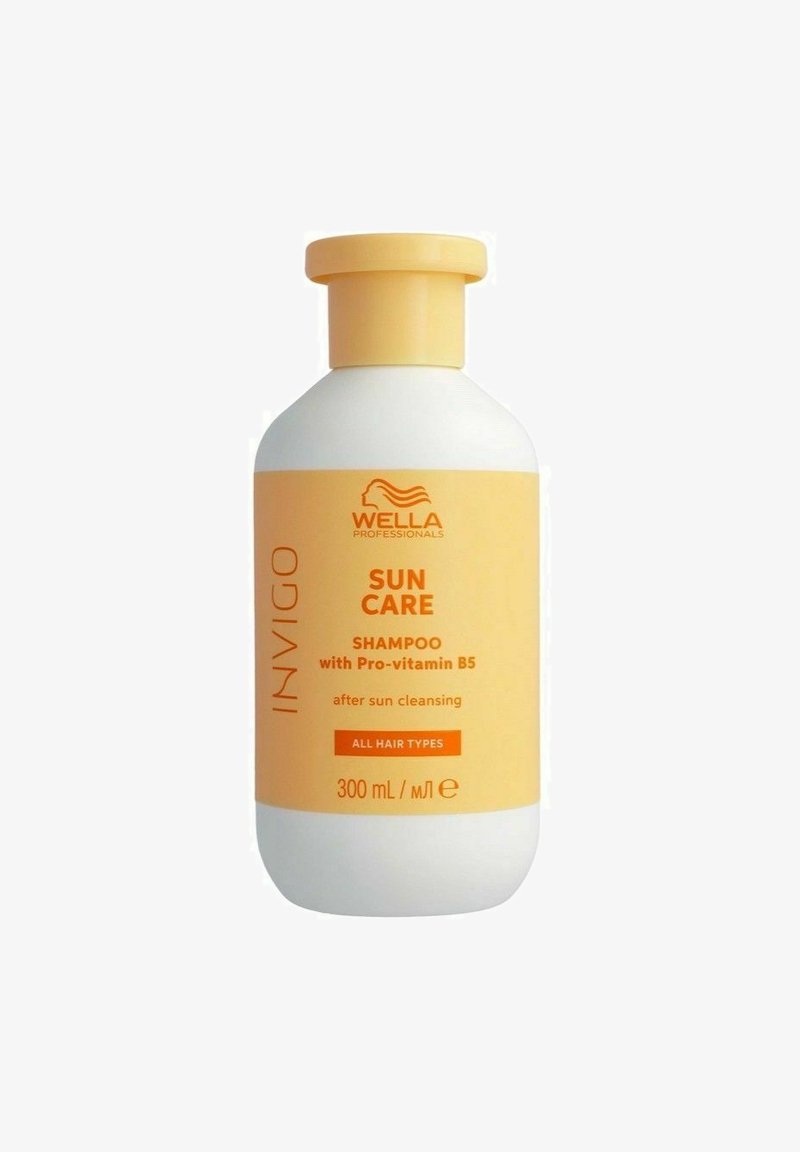 Valkoinen pullo keltaisella korkilla, jossa on oranssia tekstiä. Etiketissä lukee "Wella Professionals Invigo Sun Care Shampoo", 300 ml, sopii kaikille hiustyypeille.