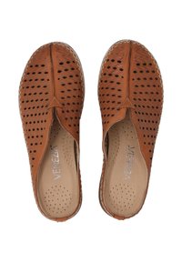 Brune læder slip-on sko med perforeret design, tekstureret overflade og en lys sål. Bemærkelsesværdig syning langs kanten.