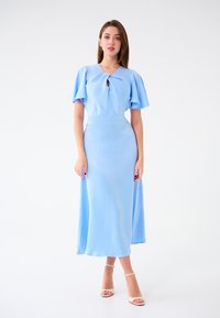 Helles blaues Midi-Kleid mit kurzen ausgestellten Ärmeln und Schlitzdetails am Ausschnitt, das eine glatte Textur und eine figurbetonte Silhouette aufweist.