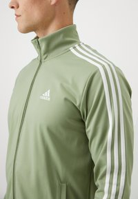 adidas Sportswear WEAR BASIC SET - Trenirka - tent green/off white