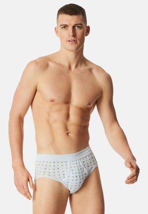 Herenboxers in lichtblauw, met een rasterpatroon in donkerblauw en grijs. Zacht materiaal en elastische tailleband voor comfort.