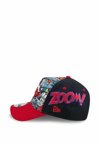 Cappellino con visiera rossa e corpo nero, caratterizzato da una stampa a fumetti colorata su un lato. "ZOOM!" è ricamato in rosso sul davanti.