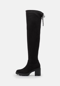 Botas de ante negro hasta la rodilla con tacón de bloque, que presentan una punta redondeada y un detalle de cordón en la parte superior para un ajuste ajustable.