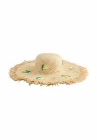 Sombrero de paja de ala ancha con borde de flecos, presenta limones amarillos bordados y hojas verdes, color beige natural, diseño tejido texturizado.