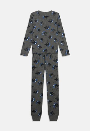 Grijze pyjama's voor kinderen met lange mouwen en broek, voorzien van een herhalend patroon van schedels die zonnebrillen, petten en blauwe hoofdtelefoons dragen.