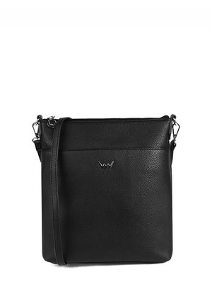 Černá kožená crossbody taška s texturovaným povrchem, zipovým uzávěrem a akcenty ze stříbrného kovu. Obsahuje přední kapsu s logem.