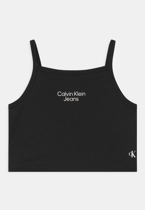 Top court noir avec fines bretelles, texte blanc « Calvin Klein Jeans » centré et petit logo « cK » en bas à droite.