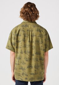Wrangler RESORT - Camicia - olive scenic