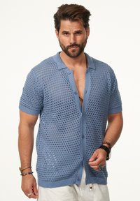 Hellblauer, gestrickter Cardigan mit kurzen Ärmeln, der ein Netzdesign, eine Knopfleiste und gerippte Kragen- und Bündchenabschlüsse aufweist.
