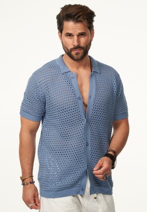 Hellblauer, gestrickter Cardigan mit kurzen Ärmeln, der ein Netzdesign, eine Knopfleiste und gerippte Kragen- und Bündchenabschlüsse aufweist.