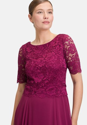 Magenta Kleid mit einem Spitzen-Oberteil mit floralen Mustern und kurzen Ärmeln, fließendem Rock in passendem Farbton, durchgehend glatte Textur.