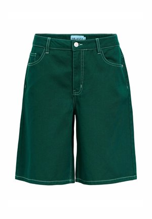 Temno zelene kavbojke do kolen z belim šivanjem, s sprednjim gumbom, zadrgo in zanke za pas, prikazane na belem ozadju.