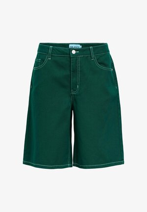 Temno zelene kavbojke do kolen z belim šivanjem, s sprednjim gumbom, zadrgo in zanke za pas, prikazane na belem ozadju.