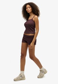 Bordeaux en marine gestreepte tanktop met short, met dunne bandjes en een getailleerd ontwerp. G dragen met beige sneakers en witte crew-sokken.