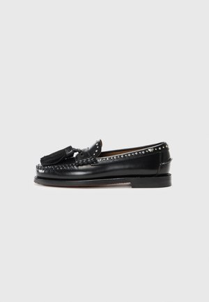 Loafers negri din piele cu un design mocasin, accente cu ciucuri, detalii cu ținte și o talpă joasă. Textură netedă cu vârful rotunjit.