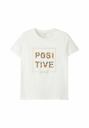 Biały T-shirt z krótkim rękawem z tekstem w panterkę „POZYTYWNY” w kwadracie oraz kursywą napis „duch” poniżej kwadratu na przodzie.