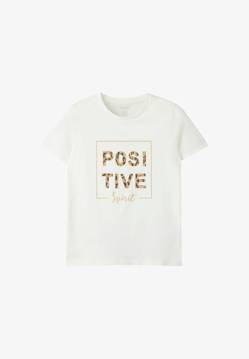 T-shirt blanc à manches courtes avec le texte à imprimé léopard « POSITIVE » à l'intérieur d'un carré et le mot en cursive « spirit » sous le carré à l'avant.