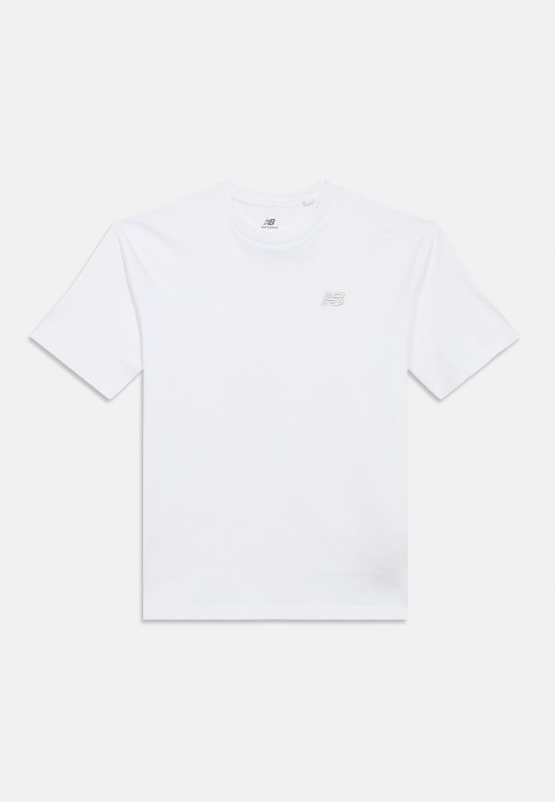T-shirt branca de manga curta da New Balance com um pequeno logótipo cinza "NB" no lado esquerdo do peito, exibida de forma plana sobre um fundo branco.