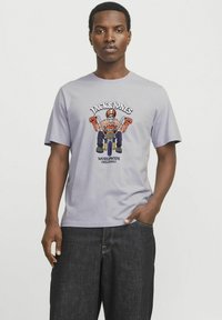 Lys grå bomulds T-shirt med et farverigt grafikmotiv af et skelet i en motorcykeluniform. Kortærmet og rund halsskrædderdesign.