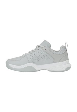Hellgrauer flacher Sportschuh mit perforierter Seitenpartie, Schnürverschluss, gepolstertem Schaft und weißer strukturierter Sohle.