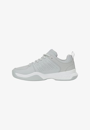 Chaussure de sport basse gris clair avec panneau latéral perforé, fermeture à lacets, col rembourré et semelle blanche texturée.