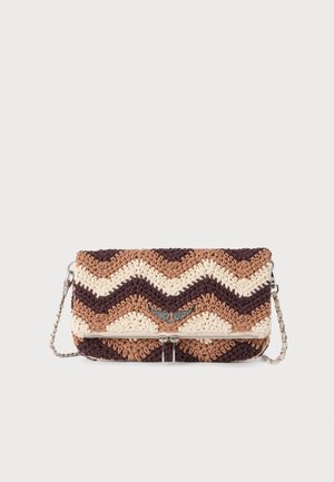 Pochette en crochet avec des rayures chevrons marron, beige et crème, emblème ailé argenté et bandoulière chaîne argentée sur fond blanc.