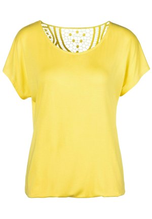 Top giallo a maniche corte con vestibilità ampia, caratterizzato da un motivo in pizzo a rete nella scollatura e una texture di tessuto liscia.