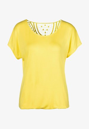 Geel T-shirt met korte mouwen en een losse pasvorm, met een mesh kantpatroon bij de halslijn en een gladde stoftextuur.