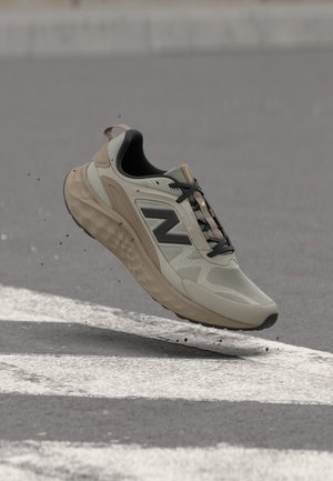 New Balance, ARISHI V4 UTILITY - Παπούτσια για τρέξιμο σε δρόμο - arid stone/mushroom/black metallic