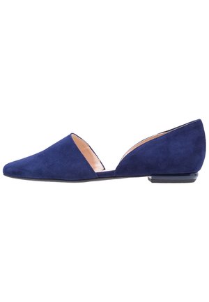 Chaussure plate en daim bleu marine avec bout pointu, découpe latérale ouverte et talon bas incliné.