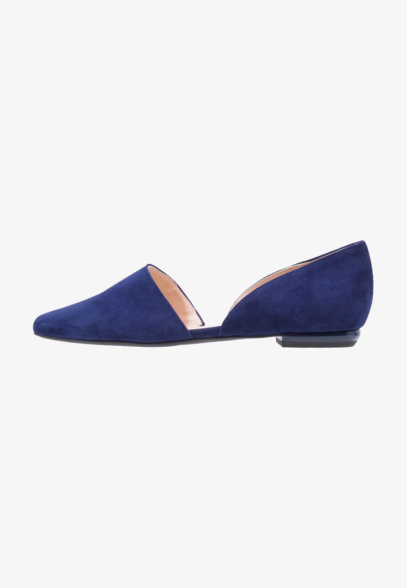 Chaussure plate en daim bleu marine avec bout pointu, découpe latérale ouverte et talon bas incliné.