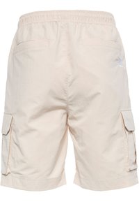 Beige cargo shorts med elastisk midje, to baklommer og sidelommer. Glatt tekstur og knelengde design.