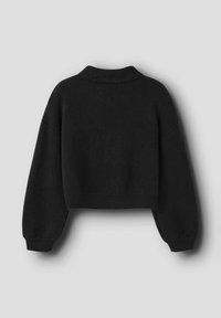 Schwarzer, gekürzter Pullover mit einer strukturierten Oberfläche, hoher Kragen und breiten, gepufften Ärmeln. Rippdetails am Saum und weicher Stoff.