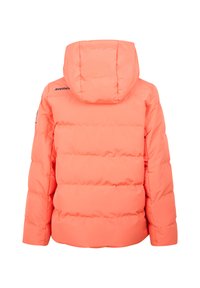 Doudoune de couleur corail vif avec capuche, présentant un design cousu et des poignets élastiqués. Logo affiché sur l'épaule gauche.