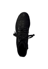 Botte noire à lacets avec un motif floral gaufré, tissu texturé, bout arrondi et lacets noirs robustes. Dotée d'un col rembourré et d'une hauteur au niveau de la cheville.