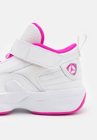 Scarpa sportiva bianca con accenti rosa, dotata di una tomaia in rete testurizzata, di una chiusura in Velcro e di una suola in gomma con un dettaglio rosa.
