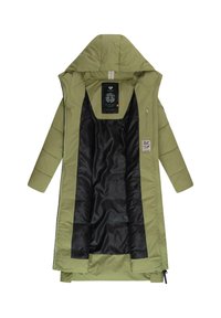 Manteau long vert olive avec texture rembourrée, doublure noire, poche zippée sur le côté et grande capuche. Présente des accents réfléchissants et des étiquettes intérieures.