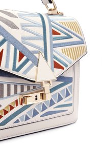 Multicolore leren handtas met geometrische patronen in blauw, oranje en gouden accenten, met een gouden sluiting en een driehoekig detail op de klep.